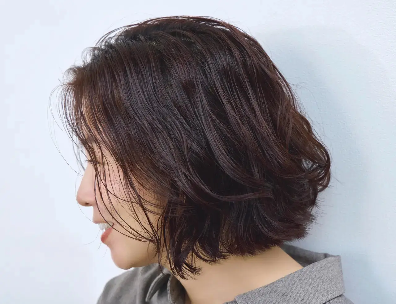 華やかさもおしゃれも両立！ 人気エディターが50代に“ちょっと明るめ”ヘアカラーをおすすめする理由
