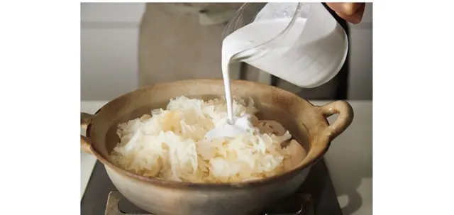 ココナッツミルクは煮込むと分離してしまうので、仕上げ直前に加えて、軽く煮る。