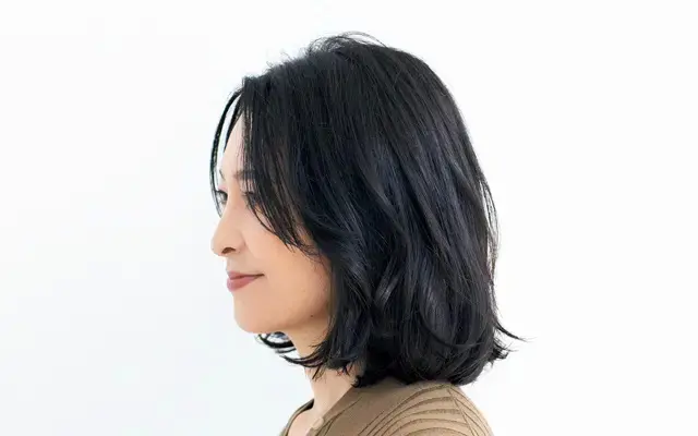 うねりグセを生かしたパーマで立体感のあるフォルムを実現