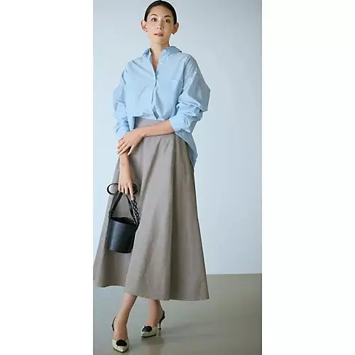 立体的シルエットで50代を美しく見せる「drawell のバックフレアシャツ」_1_16