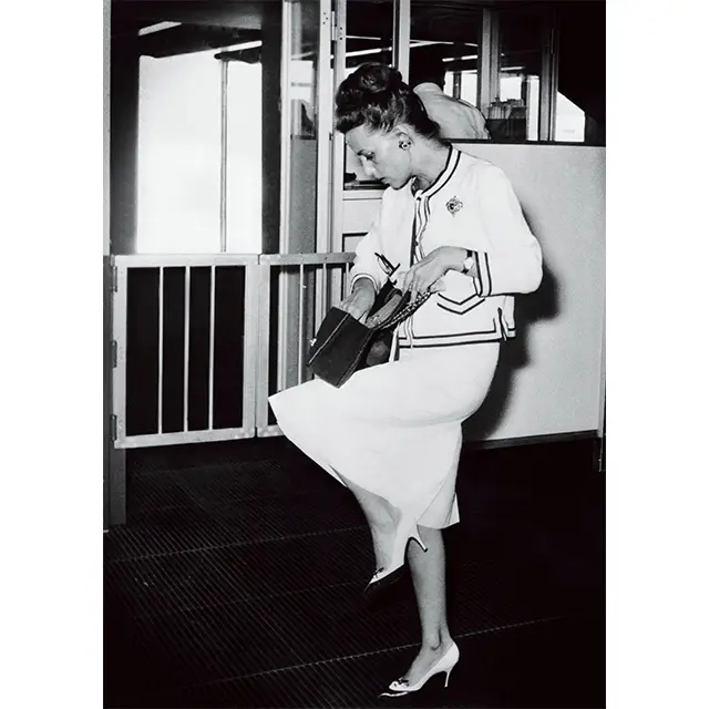 ローマ空港でスナップされた女優ジャンヌ・  モロー（1961年）。photo  by Keystone France