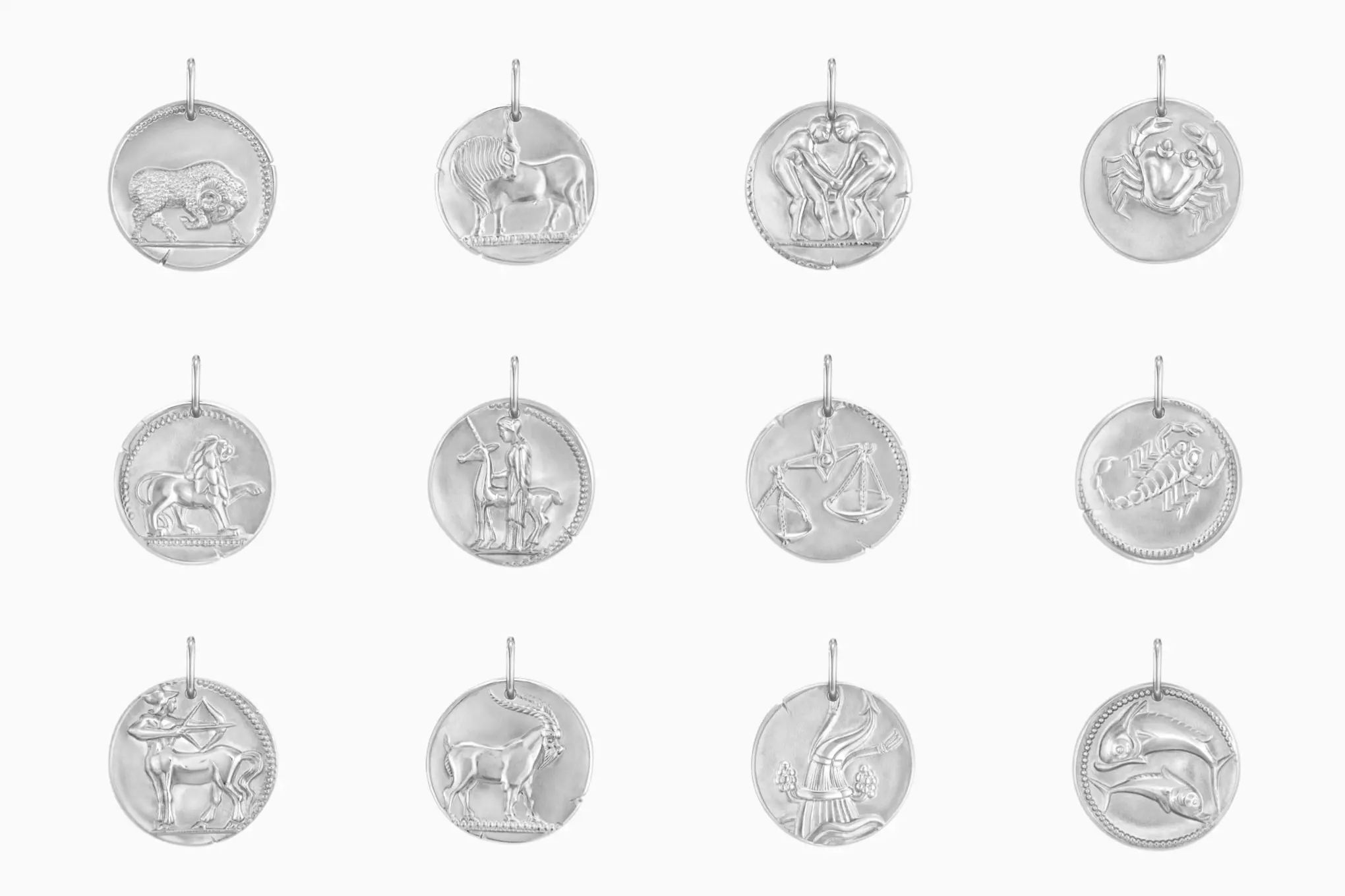 「ゾディアック メダル」のホワイトゴールド　12種の星座の絵柄のメダルが並んだ写真