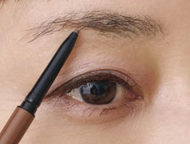 石井亜季さん（フリーランスPR）の美眉メソッド　最初にペンシルで 輪郭を決める