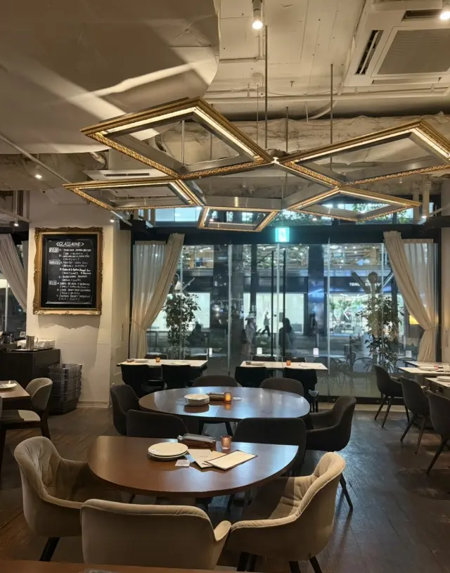 秋寒は無印良品の赤のトップスで温もりをチャージして、夜の丸の内へ_1_6