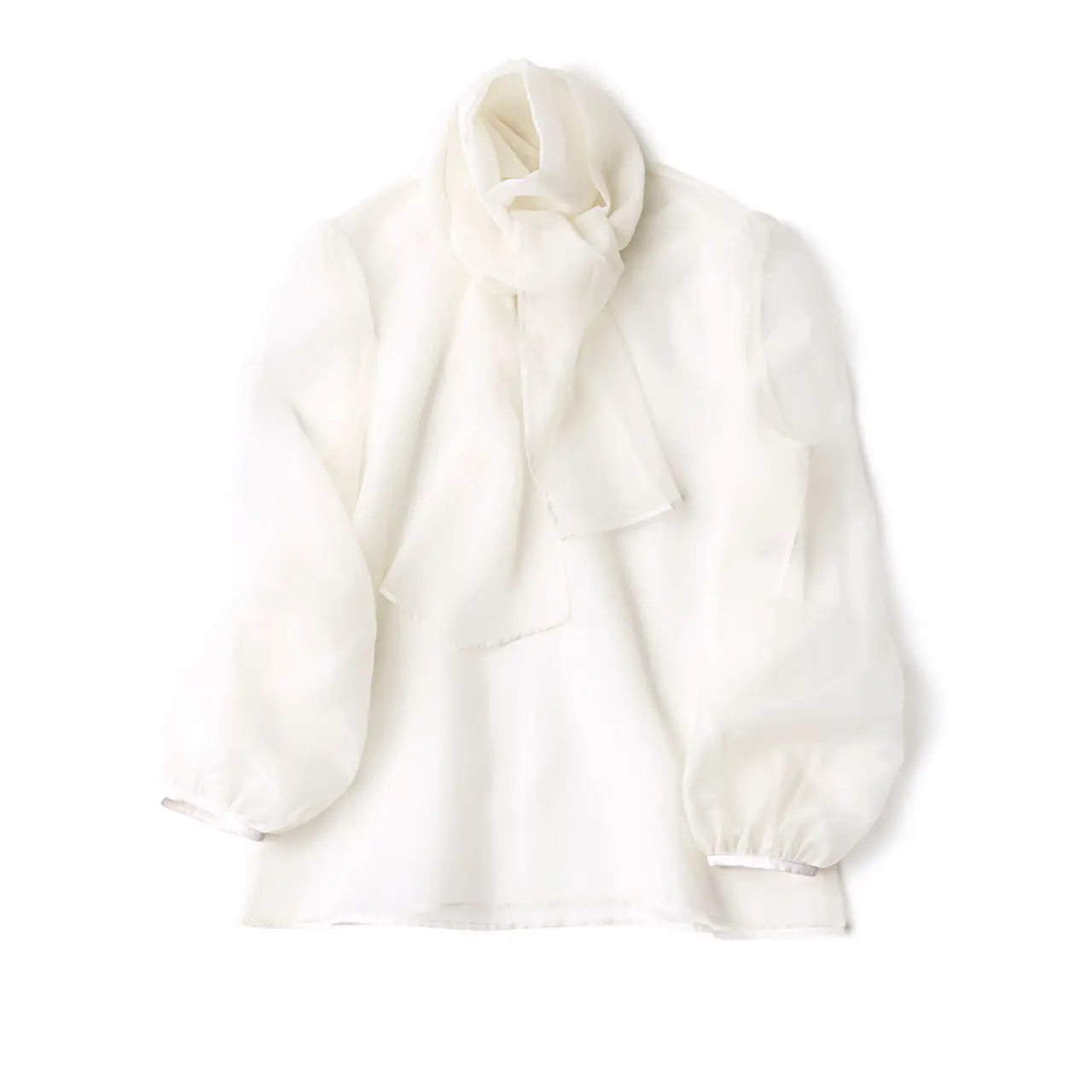 シアー素材の投入で 軽やかなエレガンスを表現