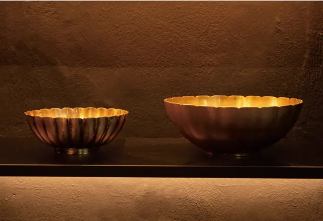 朝鮮王朝時代後期の真ちゅうの鉢。"鍮器"と呼ばれ、王族など位の高い人々が使った。 〈左〉(直径18㎝)W800,000、〈右〉(直径24㎝)W1,000,000