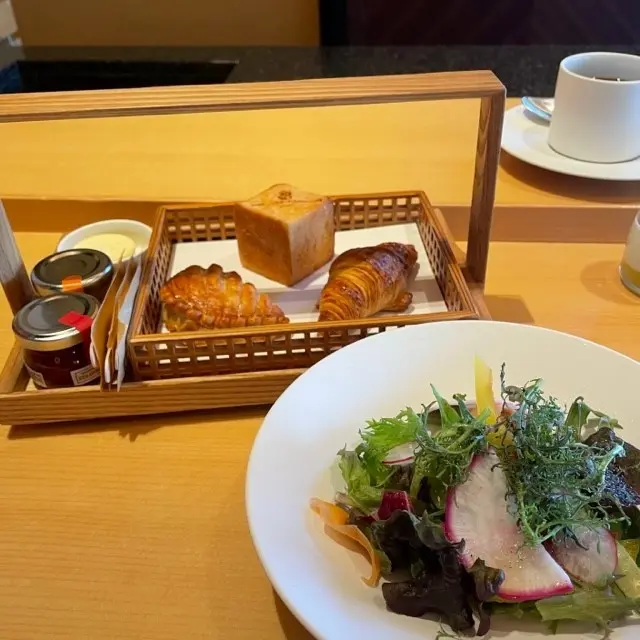 日本料理 by ザ・リッツ・カールトン日光の朝食のサラダとパン