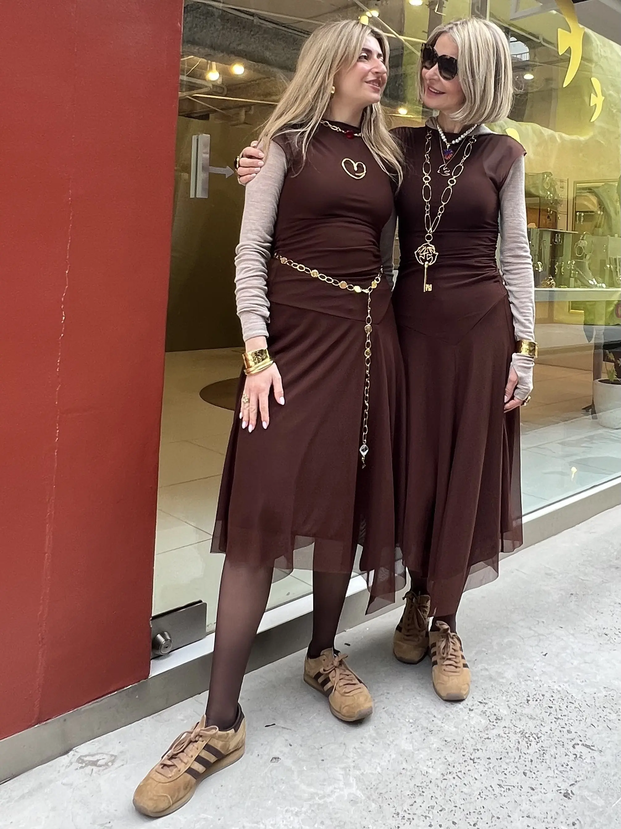服とスニーカーをお揃いにするアイディアは母・ジャンヌさん。
