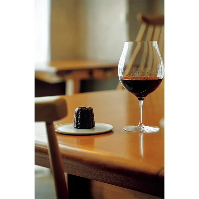 カヌレ 小￥250。 グラスワインは常時約10種類。￥1,000～