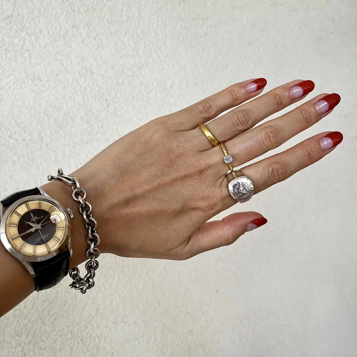 お気に入りのマルコム ベッツのジュエリーとチューダーの時計を身につけたファッションエディター三尋木奈保さん