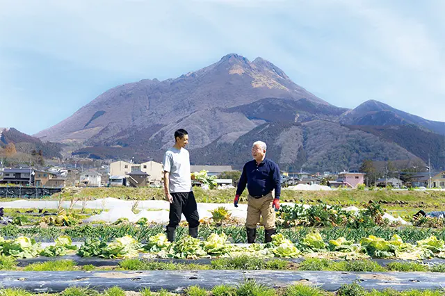 ❷由布岳を望むENOWAファ ームは、有機肥料を用いて、微生物と 一緒によい土づくりから始められた。 