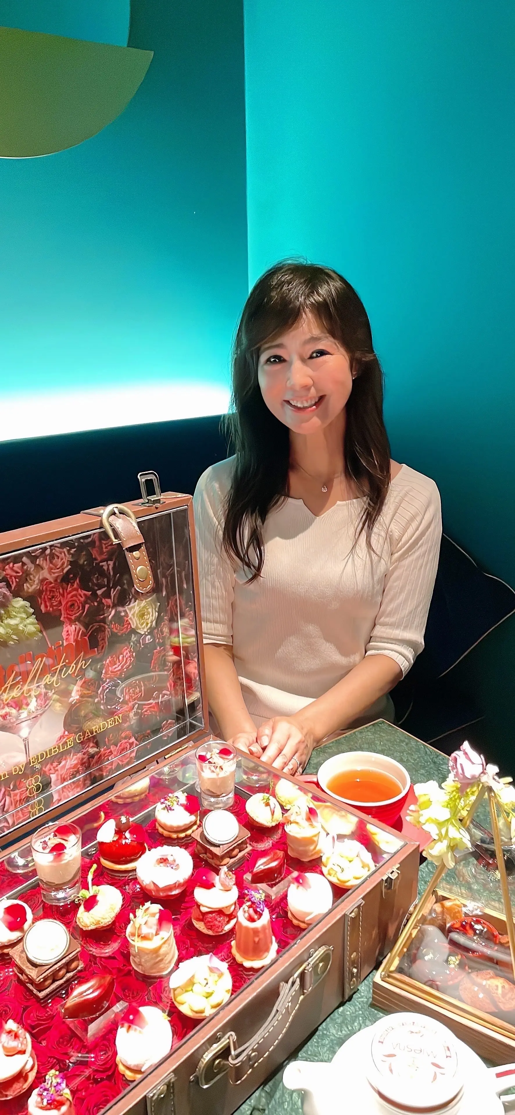 お洒落バー、お洒落カウンター、ムース、金粉、食事、料理、お料理、生クリーム、ババロア、お洒落、お洒落な店内、お洒落スイーツ&amp;バー、間接照明、ケーキ、お洒落照明、Constellation.、SweetscafeBAR、バー、スイーツバー、個室、落ち着く、プロローグ、大理石、大理石テーブル、モダン、ブルーライト、間接照明、エピローグ、幻想的、幻想的、お洒落、スイーツ、ベリー、ケーキ、スイーツ&amp;バー、薔薇、フラワーアレンジ、ケーキ、スイーツ、マカロン、ライチ、ベリー、キイチゴ、木苺、薔薇、花びら、お洒落、セイボリー、トランク型アフタヌーンティー、こし、モダン、モダンな店内、お洒落店内、お洒落カフェ、お洒落バー、お洒落スイーツ、トランクアフタヌーンティー、トランク型スペシャルコース、トップス、スカート、フラットシューズ、ロングヘア、シルバーパンプス、シルバーシューズ、シューズ、カウンター、バーカウンター、バー、幻想的、いい雰囲気、お洒落、お洒落な店内、店内、お洒落な内装、お洒落バー、お洒落なバー、お洒落カウンター、お洒落バーカウンター、お洒落ライト、お洒落照明、お洒落な照明、ピンクスカート、ピンクロングスカート、ピンクマキシスカート、白いトップス、白ニット、サマーニット、白サマーニット、tops、NANO universe 、skirt、MID&#039;OR 、flat shoes、アフタヌーンティー、薔薇、ローズ、ローズアフタヌーンティー、薔薇アフタヌーンティー、スイーツ、隠れ家、スイーツ&amp;バー、横浜、横浜アフタヌーンティー、横浜グルメ、グルメ、横浜スイーツ、横浜カフェ、カフェ、スイーツ、トランク、カップ、カップ&amp;ソーサー、ポット、オリジナルブレンドティー、薔薇のアフタヌーンティー、薔薇アフタヌーンティー、ローズ、ローズアフタヌーンティー、トランク型アフタヌーンティー、こし、モダン、モダンな店内、お洒落店内、お洒落カフェ、お洒落バー、お洒落スイーツ、トランクアフタヌーンティー、トランク型スペシャルコース、トップス、スカート、フラットシューズ、ロングヘア、シルバーパンプス、シルバーシューズ、シューズ、カウンター、バーカウンター、バー、幻想的、いい雰囲気、お洒落、お洒落な店内、店内、お洒落な内装、お洒落バー、お洒落なバー、お洒落カウンター、お洒落バーカウンター、お洒落ライト、お洒落
