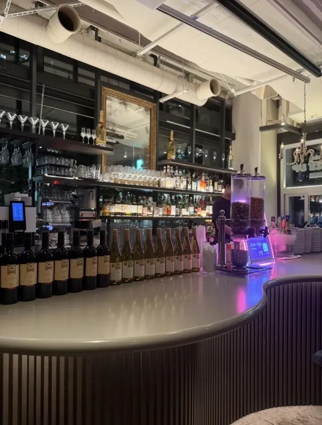 秋寒は無印良品の赤のトップスで温もりをチャージして、夜の丸の内へ_1_12