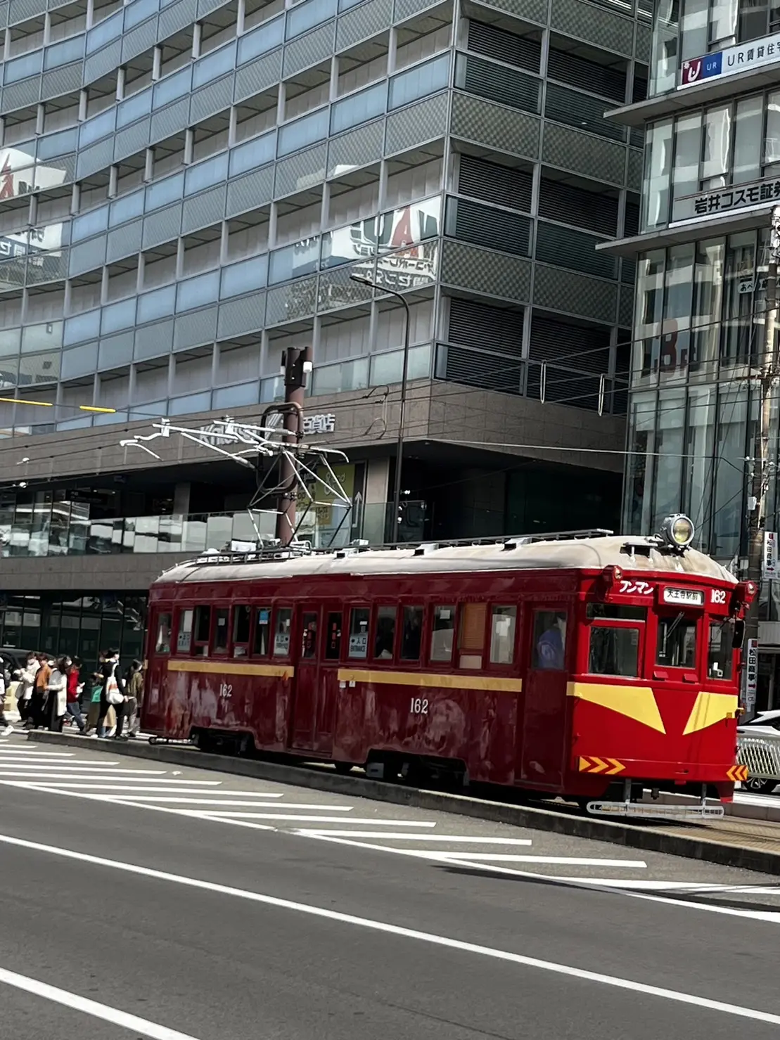 天王寺から堺市内を結ぶ阪堺電車。通称チン電。明治４４年以来約１１０年間、町の風物詞となっています。
