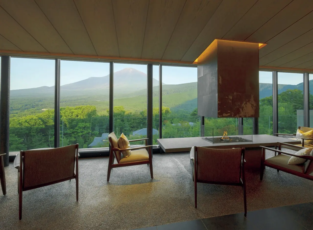 暖炉があるラウンジ