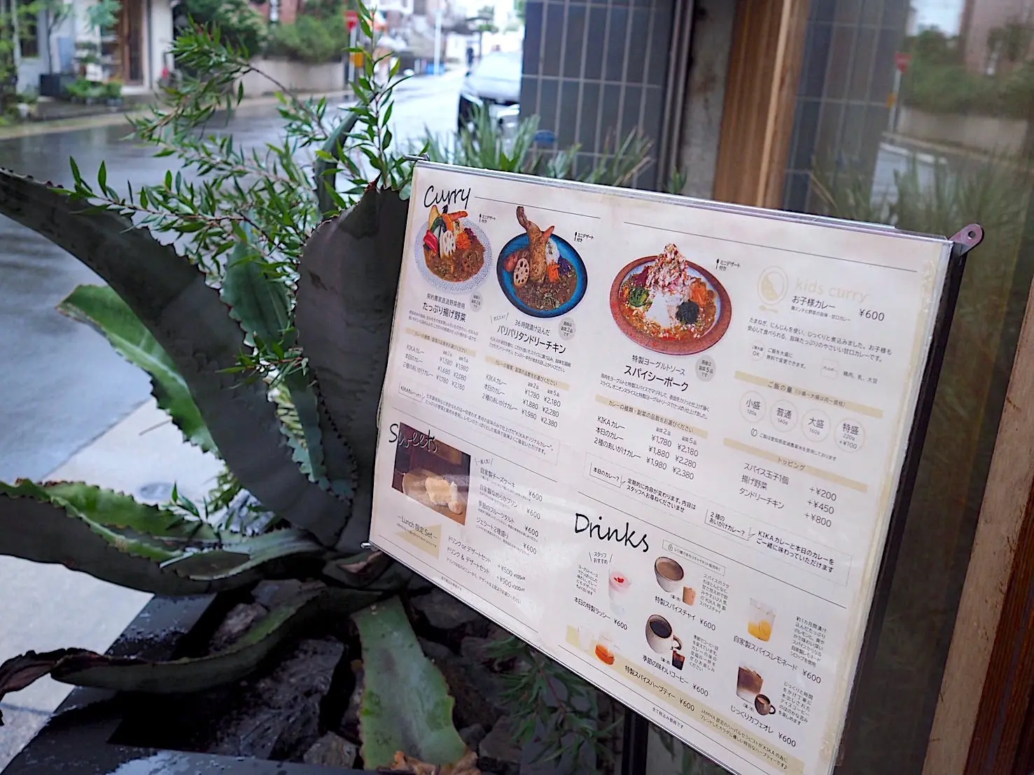たまには赤ワンピで♡ スパイスカレーが人気のカフェ_1_3