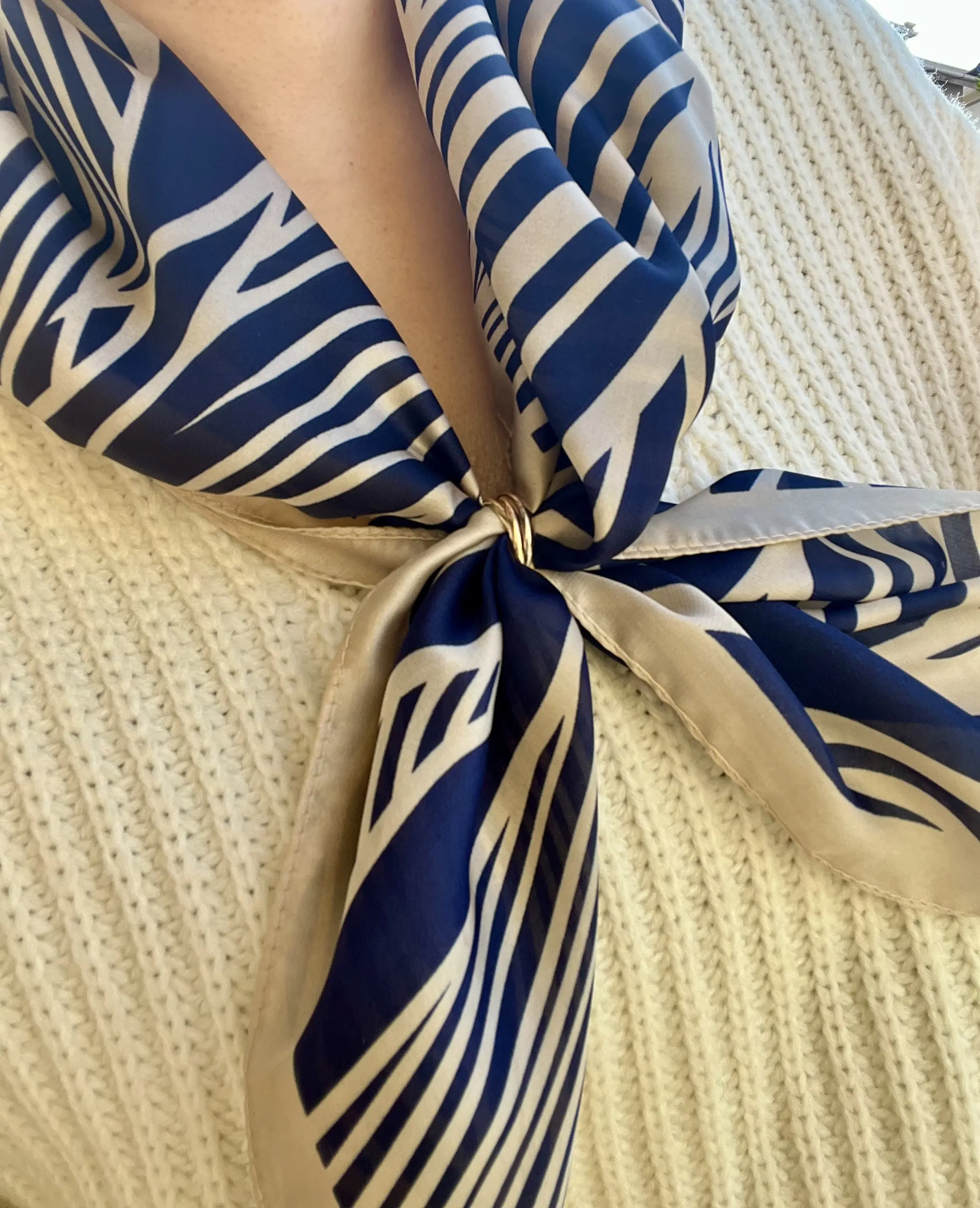 スカーフを添えて冬の首周りを華やかに♪_1_3