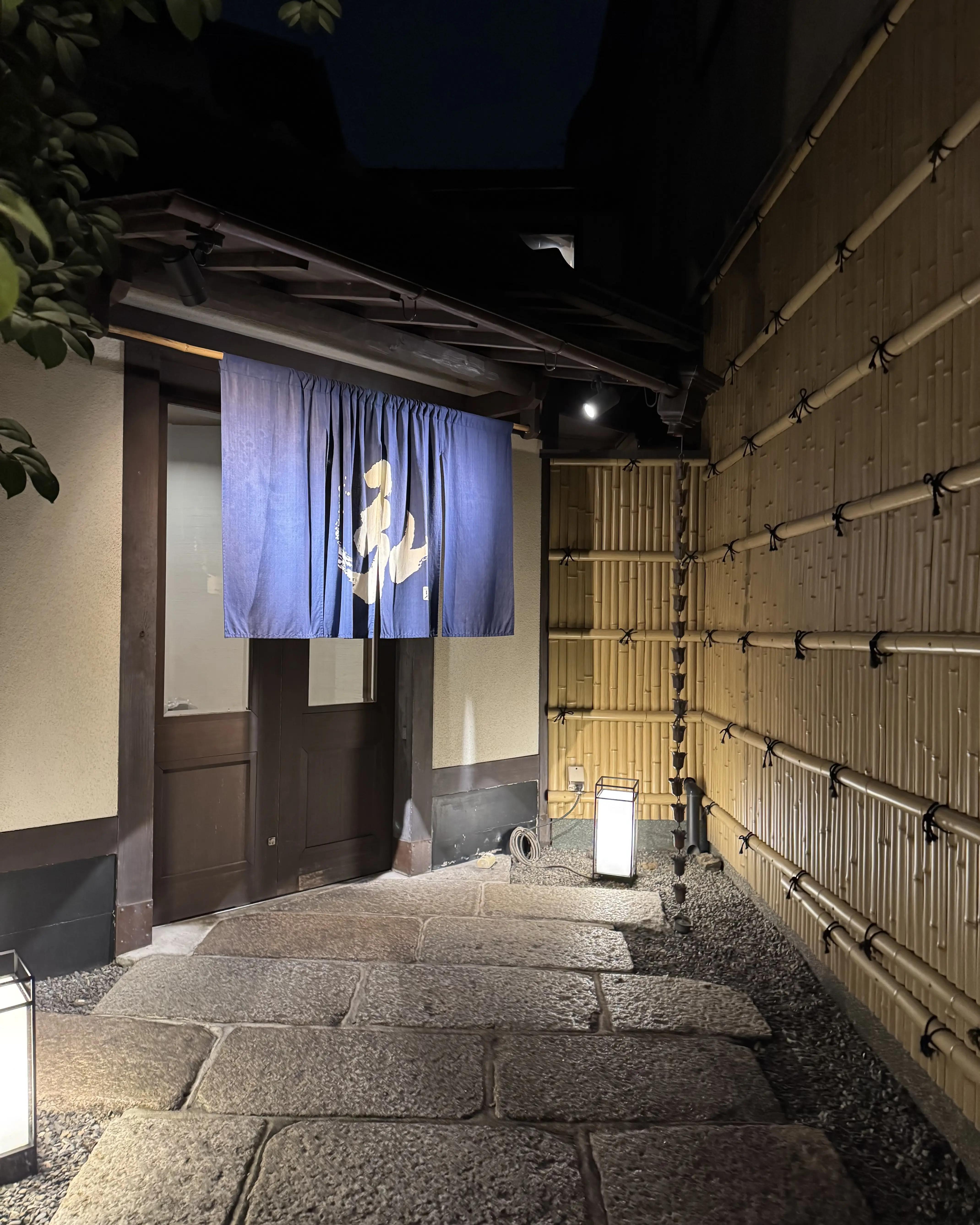 赤をポイントに、品よく。ドライブの日の大人のムートンコート着回し【３日目】_1_1