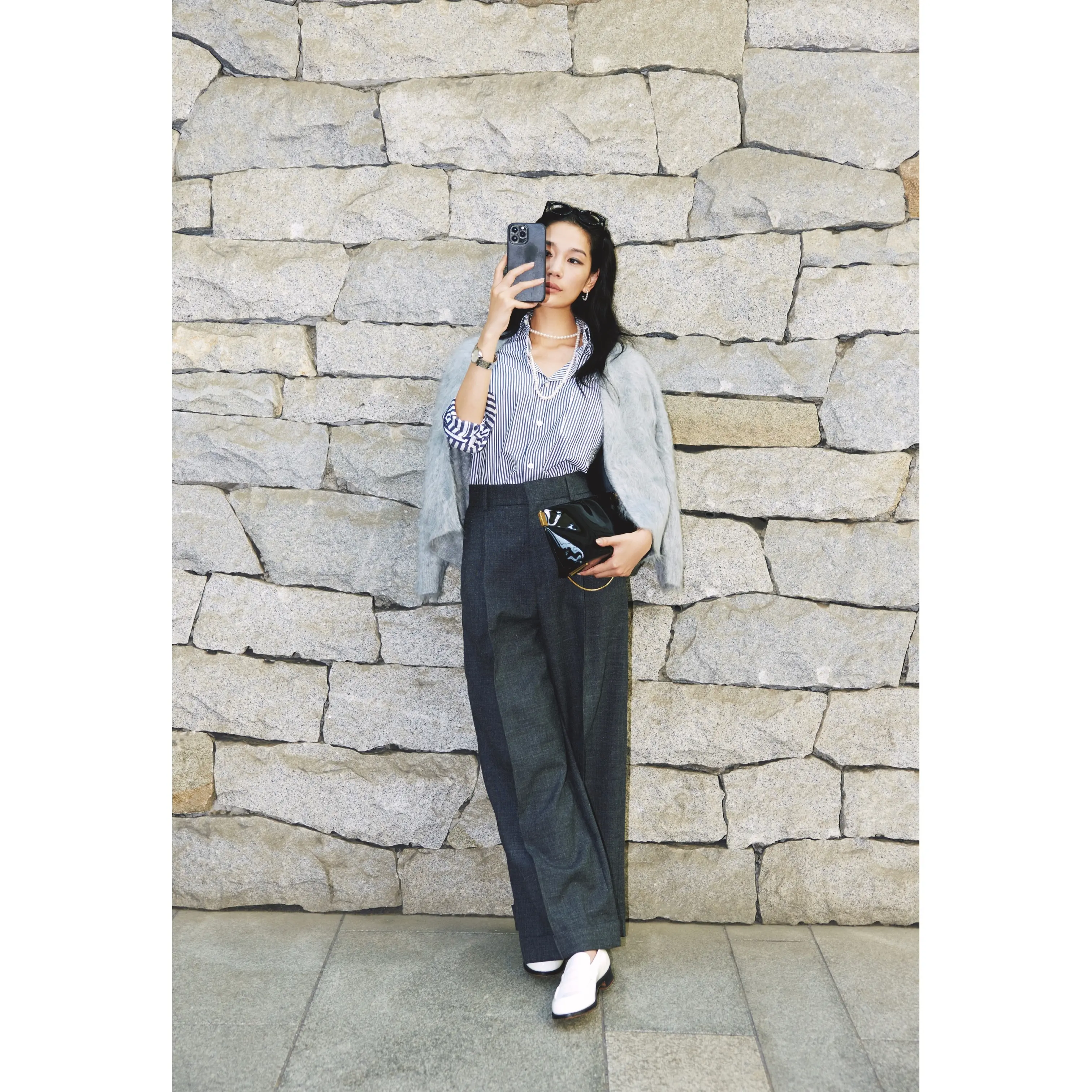 ブルーストライプシャツにグレーニットカーディガンを肩がけし、ダークグレーのワイドパンツを合わせたコーデ モデル・大塚まゆか