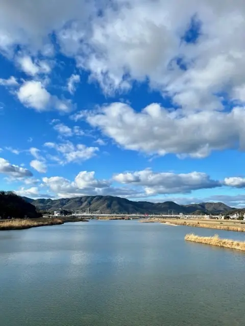 青い空と芦田川