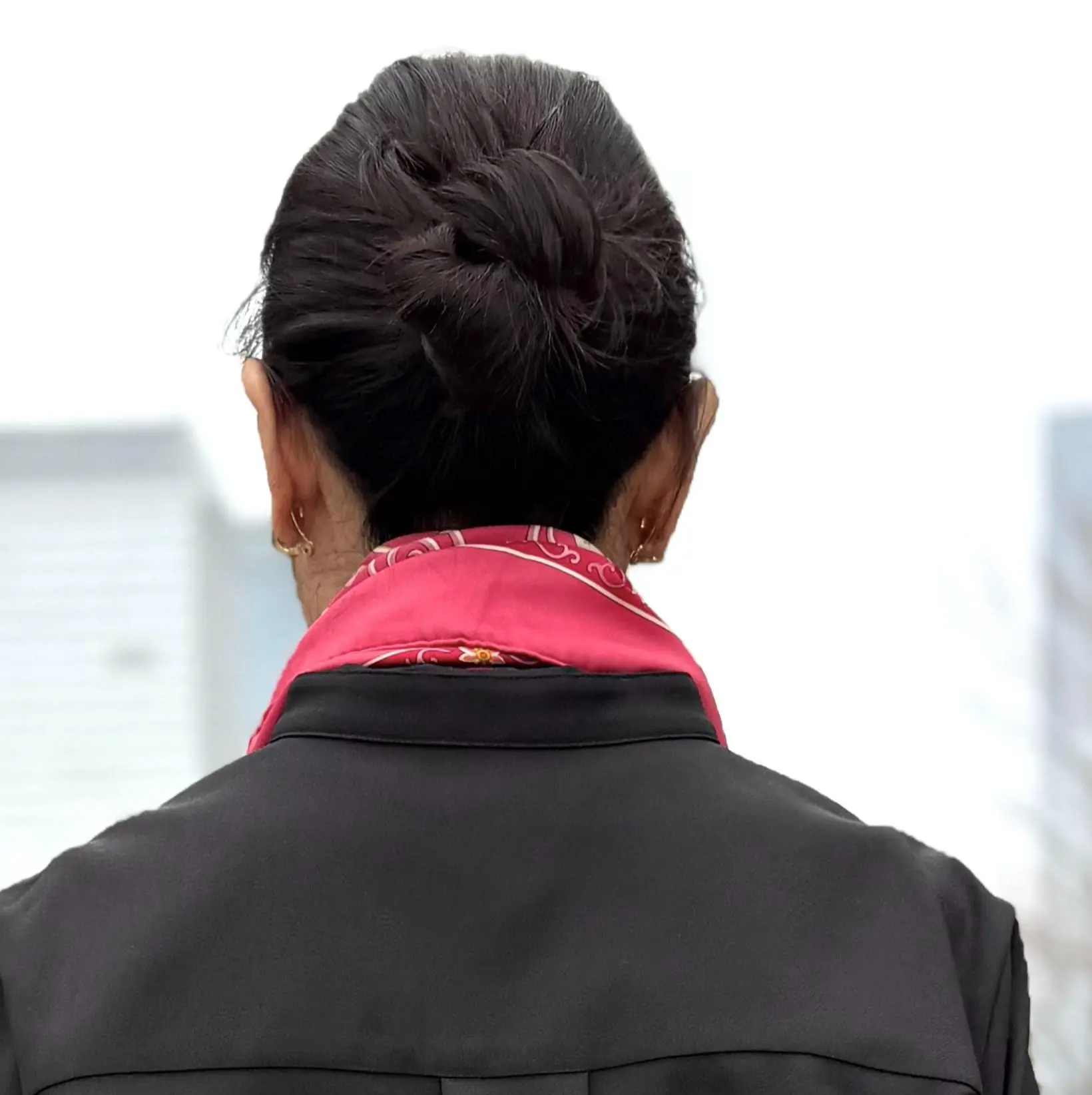 華組　松ヶ崎由紀子さん　スカーフ　髪型　シニヨン　ヘアスタイル　50代