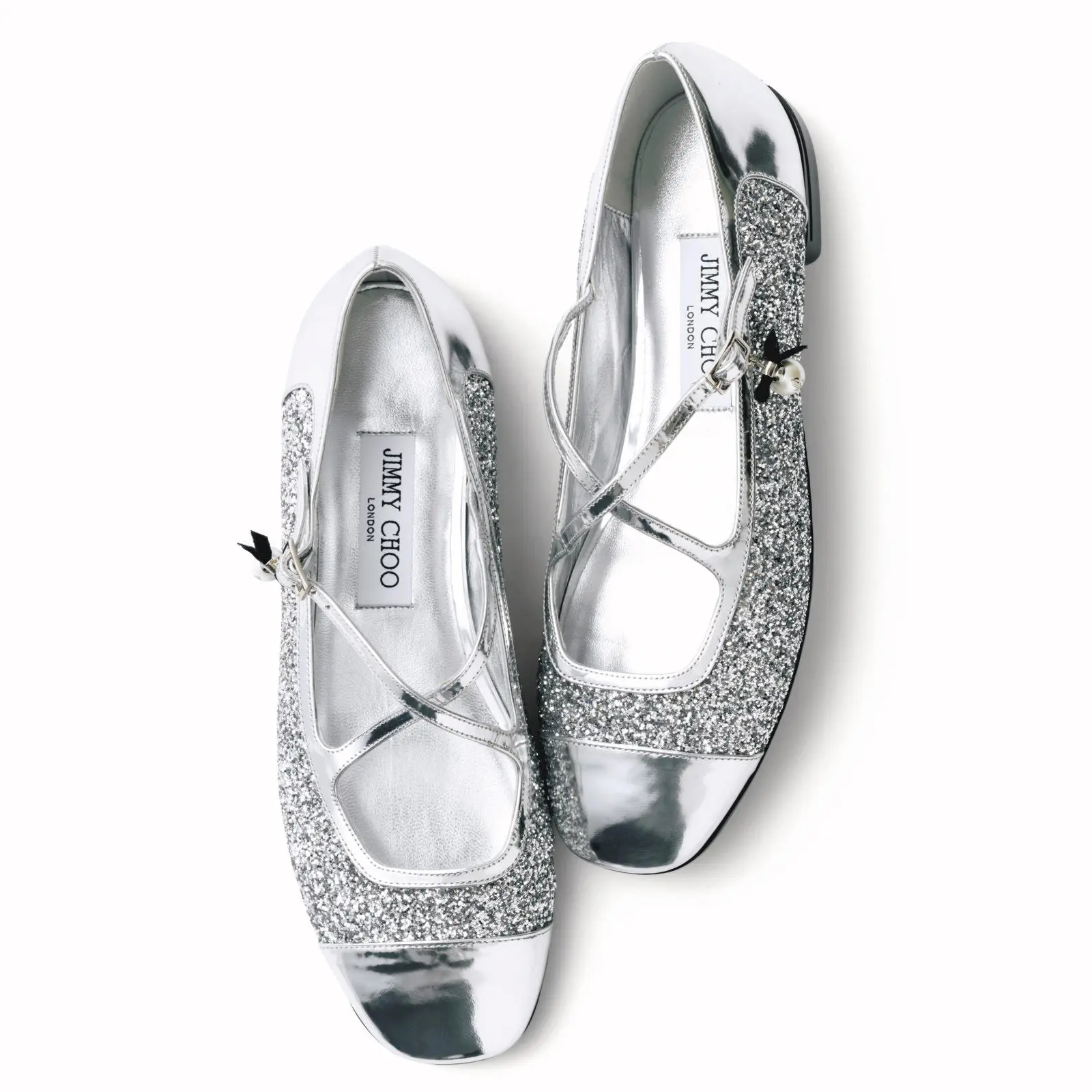 ひと目で〝旬〞を 印象づける 足もとのシルバー　まばゆいシルバーグリッター は、全身に今どきの勢いを加えるパワーあり。パール のアクセントにもときめく。靴￥124,300／ジミー チュウ　