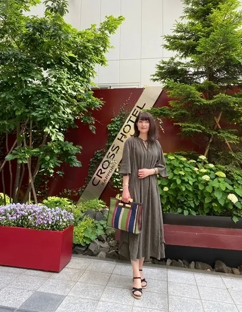 クロスホテル札幌の入り口で記念撮影