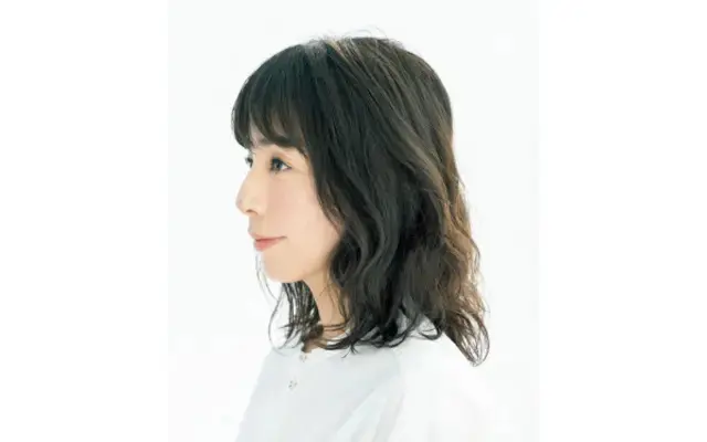 うねりグセを生かした「抜け感ウェーブヘア」