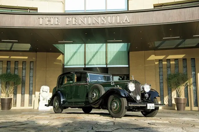 1934年製ロールス・ロイスの後部座席でホテル周遊ドライブ