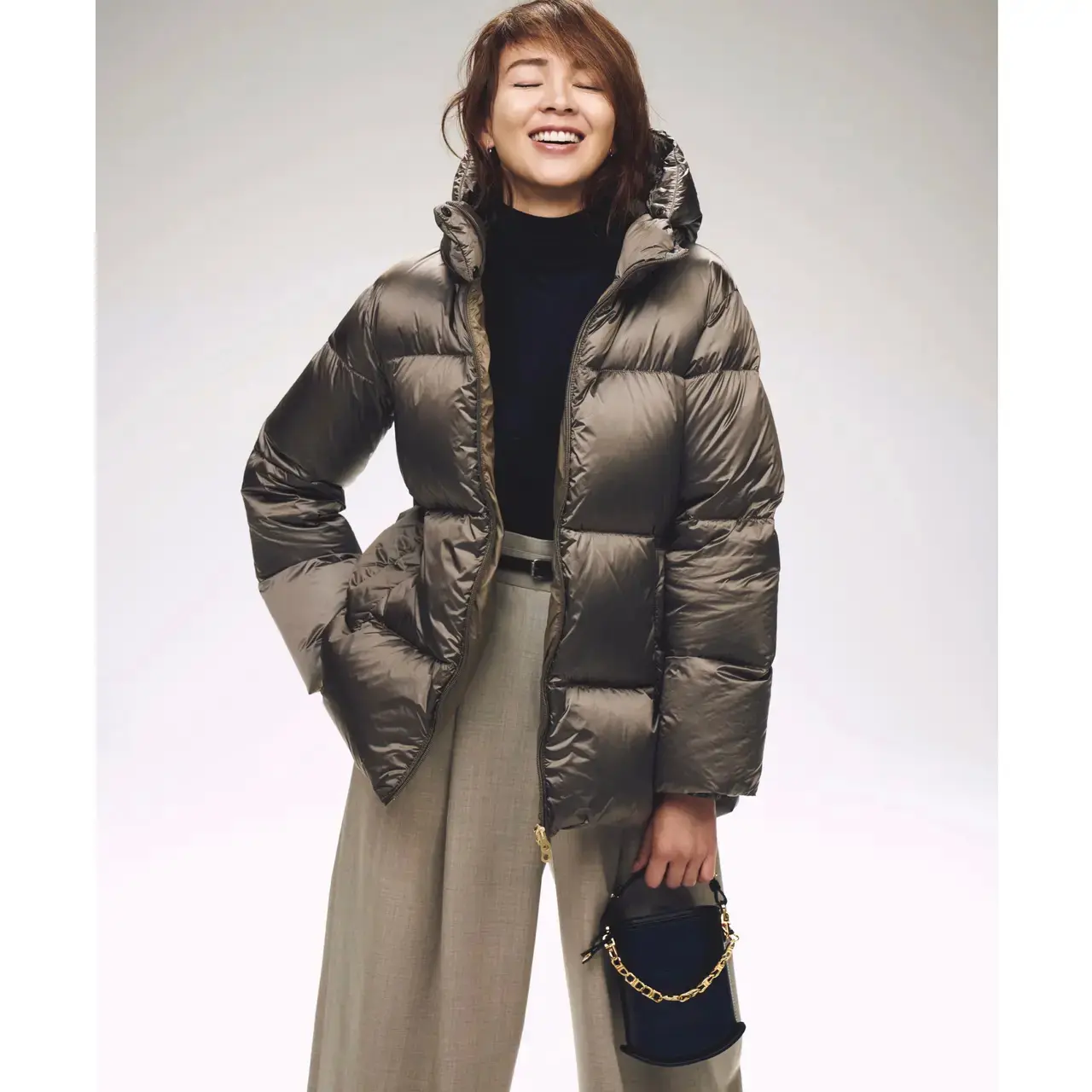 ゴールドブラウンのダウンジャケットの美しい光沢感が、新年のスタートを盛り上げる。気温10℃