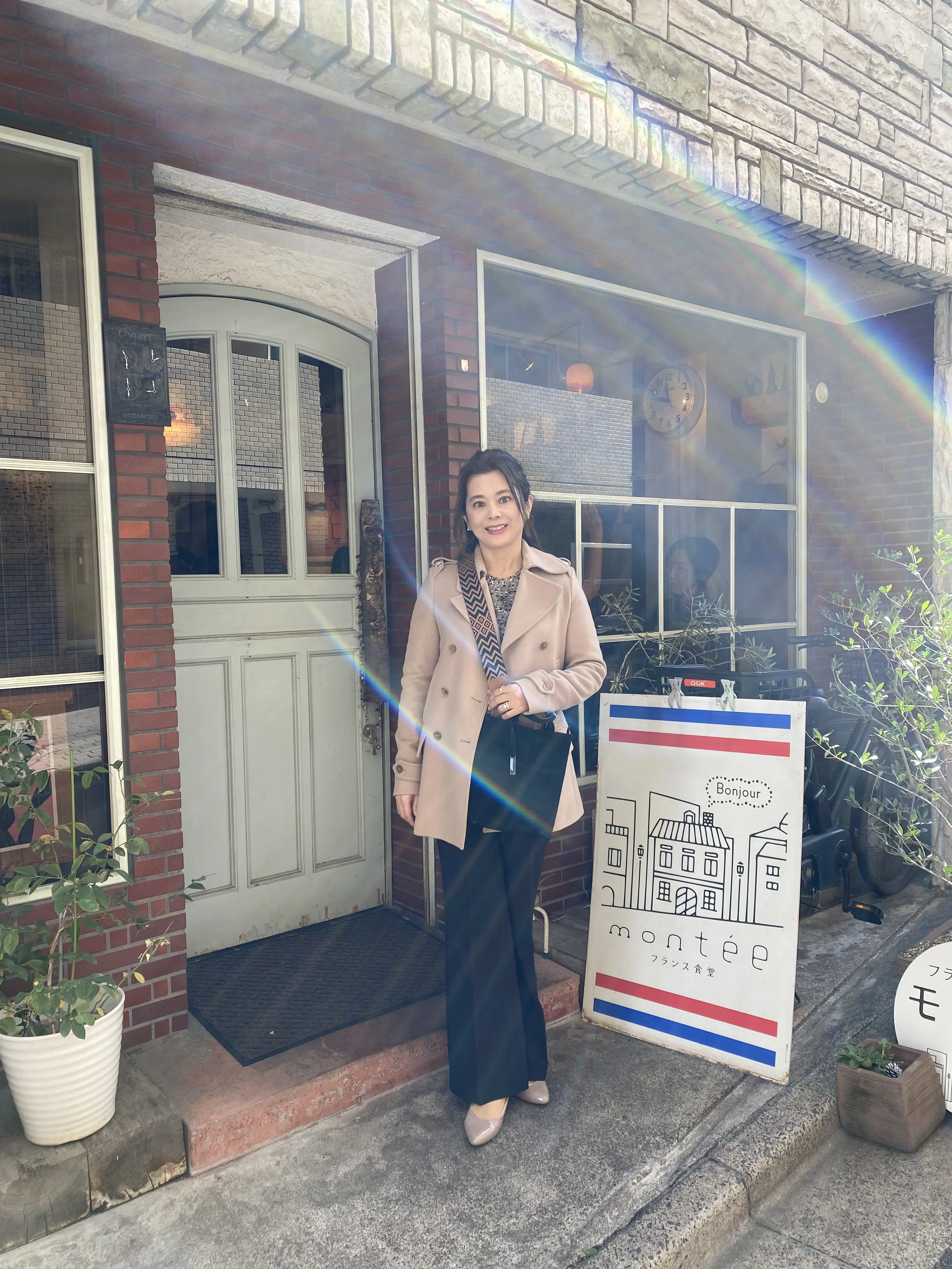 西早稲田のビストロ「フランス食堂 montée（モンテ）」入口で撮影した早稲田ランチのお出かけコーデ写真｜早稲田で人気のフレンチレストラン前に立つ女性