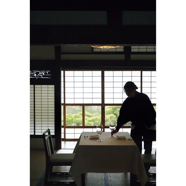 特別室のゲストは、伯爵家が居室としていた、庭に面した個室で夕食をいただける。
