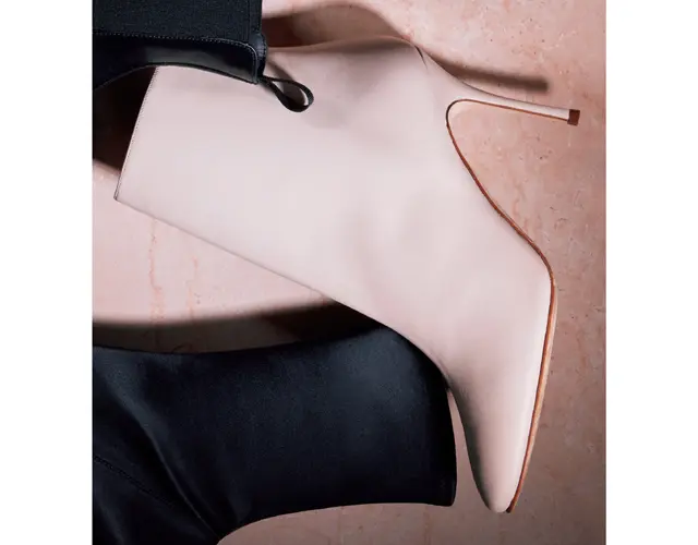 マノロ ブラニクらしい美しい横顔を堪能できるオフホワイトのショートブーツ。 （9）￥171,600／ブルーベル・ジャパン（マノロ ブラニク）