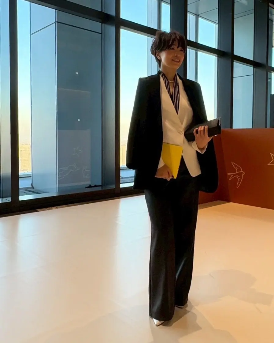 ソワレスタイルはスカーフと深紅のネイルで大人の華やぎを！_1_4