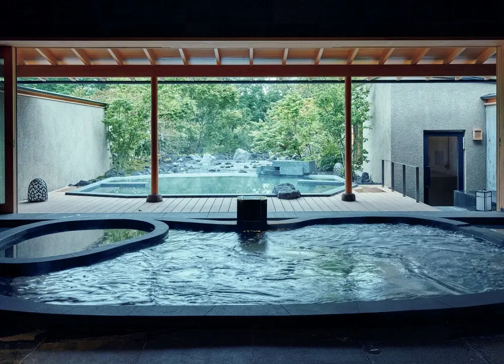 露天と内風呂を備えた大浴場