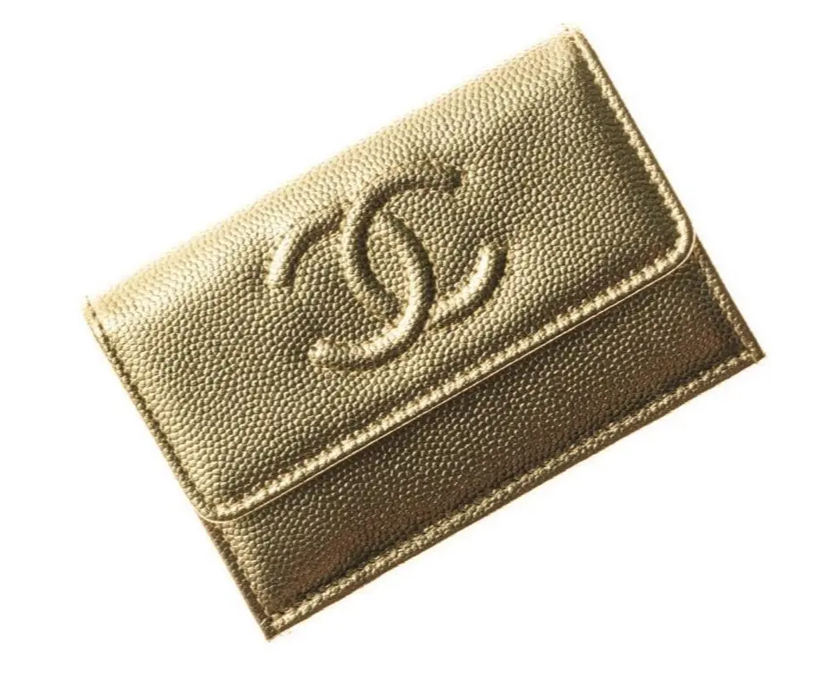 ダブルCが輝くグラマラスなゴールドで彩られた三つ折り財布は、持つだけでポジティ ブなパワーを与えてくれる。スナップボタンで会計時の開閉もスムーズ。札入れ1、小銭 入れ1、カード挿し3、ポケット3。三つ折りウォレット（7.5×12×2.5）￥137,500／シャネル