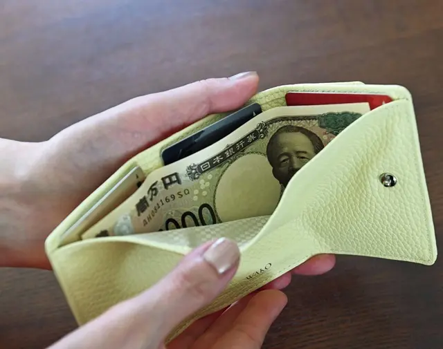 和光×エクラの三つ折り財布