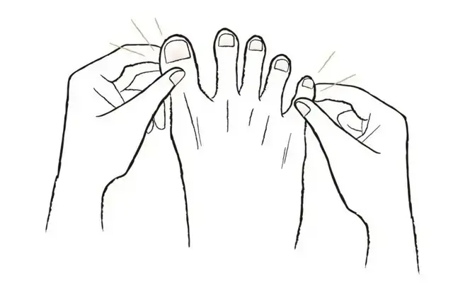 手の指でできるだけ足指を広げる。左右の足のすべての指と指の間をしっかり伸ばして。