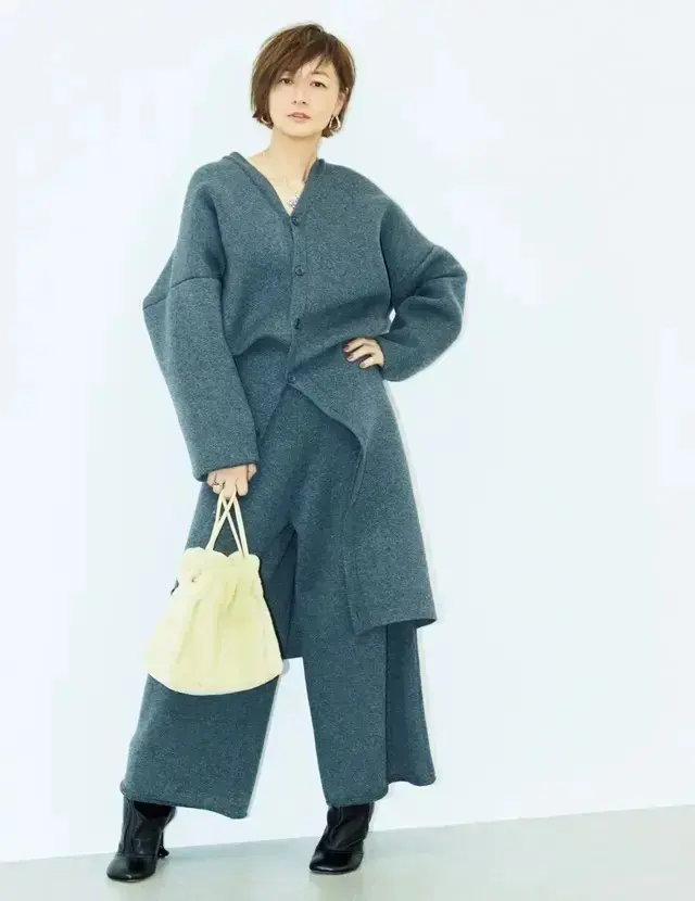 富岡佳子さんが着る「洗練グレー」スタイル