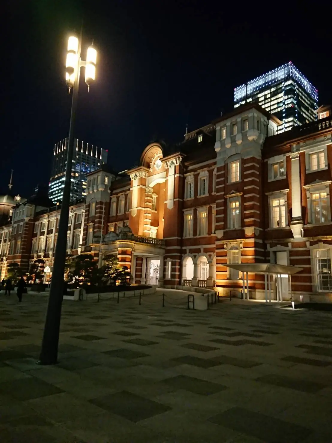 ライトアップされる東京駅  