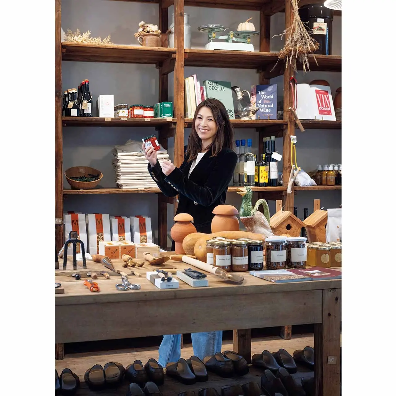 ❶建物のエントランスエリアにあるブテ ィック。厳選された食材や庭仕事の道具 が豊富。農園でとれたばかりの野菜やハ ーブなども並ぶことがあり、雨宮さんは 春菊を即購入。「そのままサラダにして、 とてもおいしくいただきました」