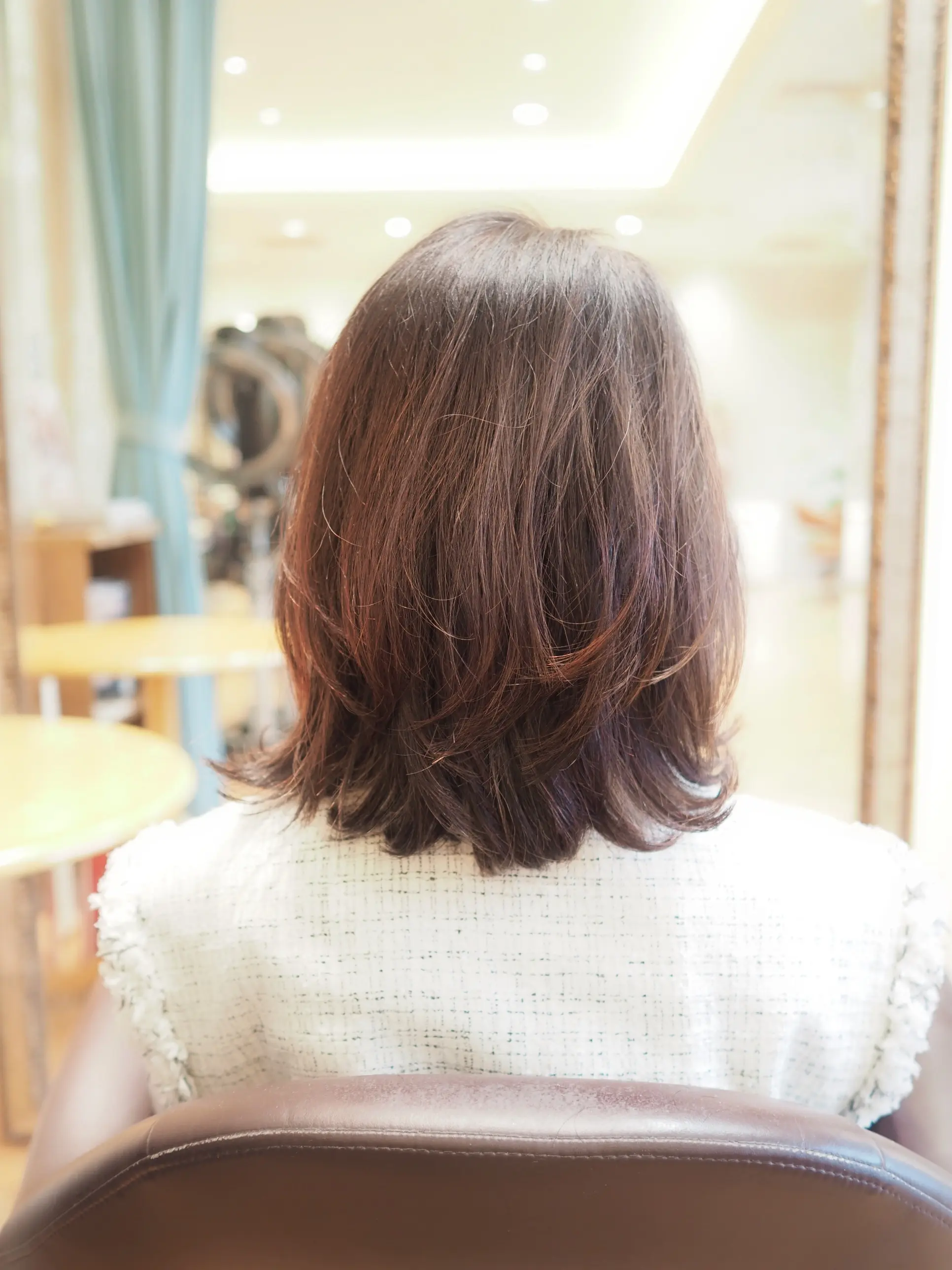 【50代ヘアスタイル】シースルーバング×ミディアムレイヤー_1_3