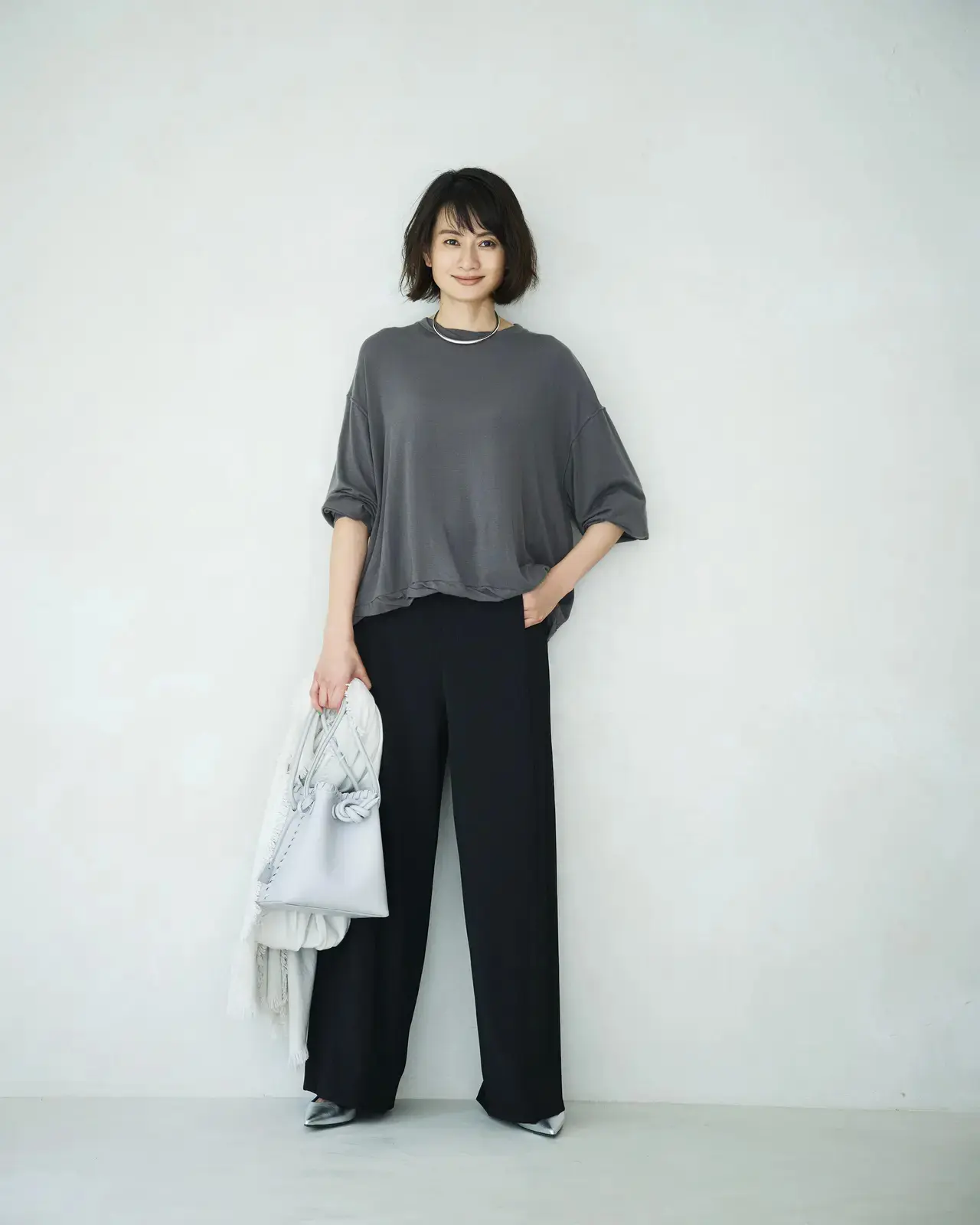 直線的な美シルエットでカジュアルも端正な印象が叶う