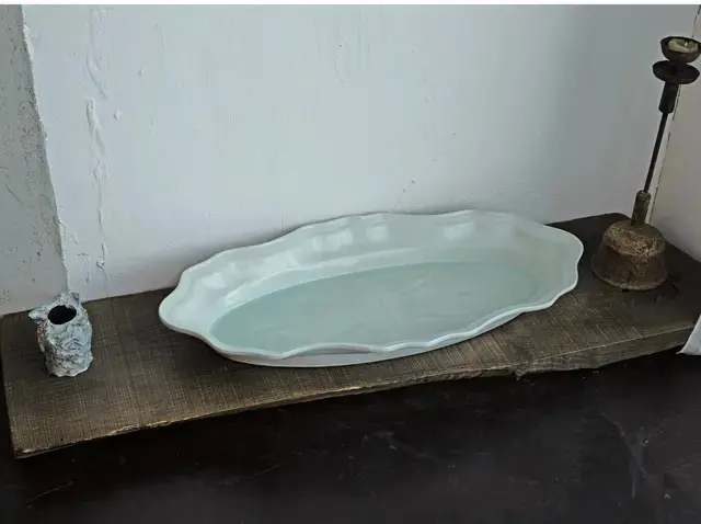 試行錯誤を重ねた青磁の大皿。（幅65㎝）W2,800,000