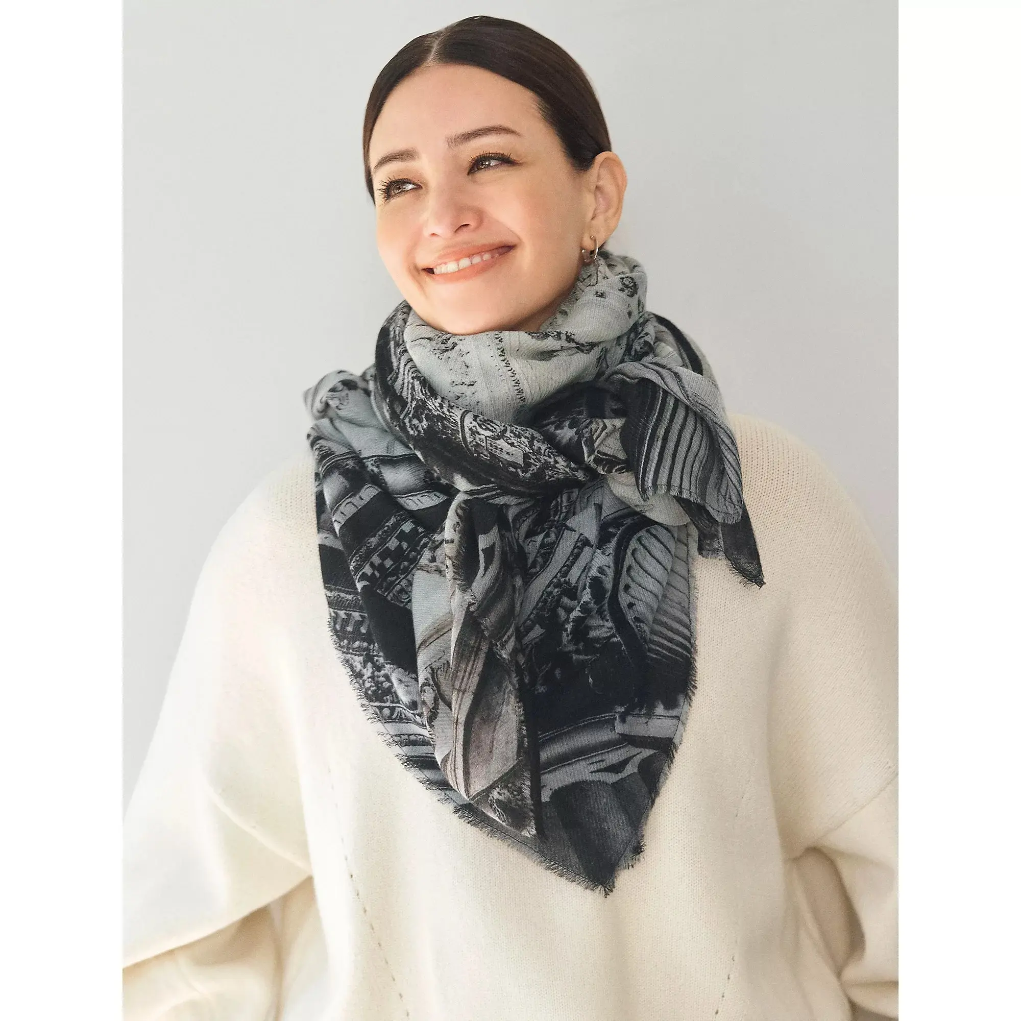 アーティスティックなモノクロ写真をプリント「Faliero Sarti」のウールカシミヤストール_1_2