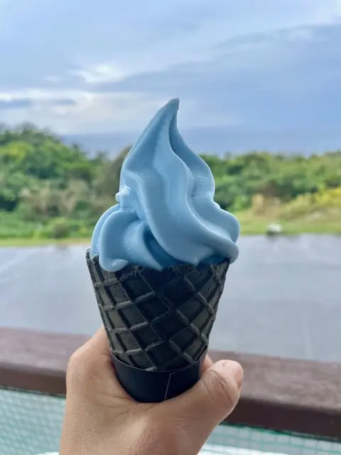 青色のソフトクリーム