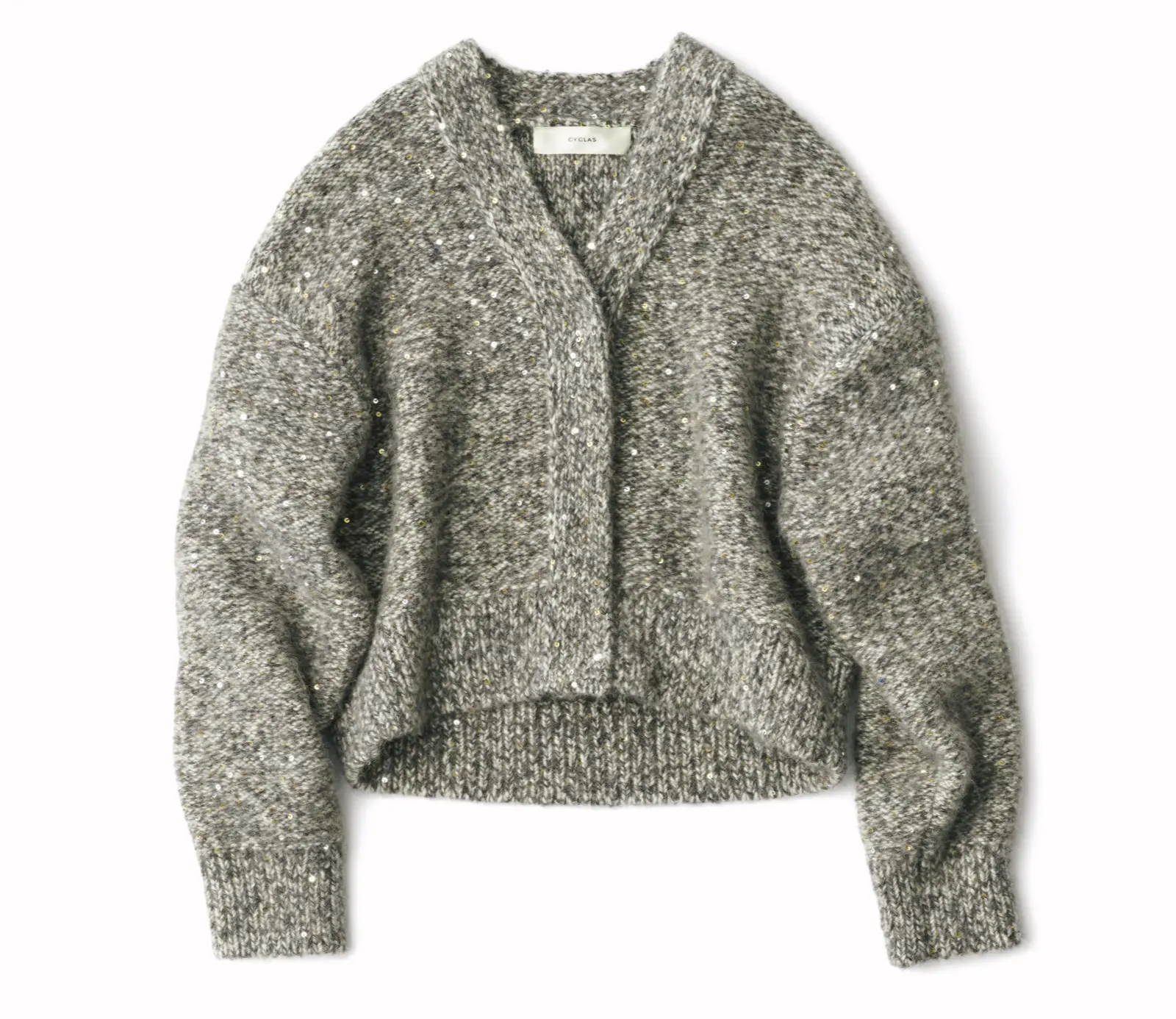 スパンコールの輝きで 気持ちまで明るくはずんで　ふっくらと編み立て たアルパカニットに、スパンコールが優美にきらめい て。きれいめなウエスト丈でお出かけにもぴったり。 カーディガン￥143,000／ザ シークレットクロゼット 六本木店（シクラス）　