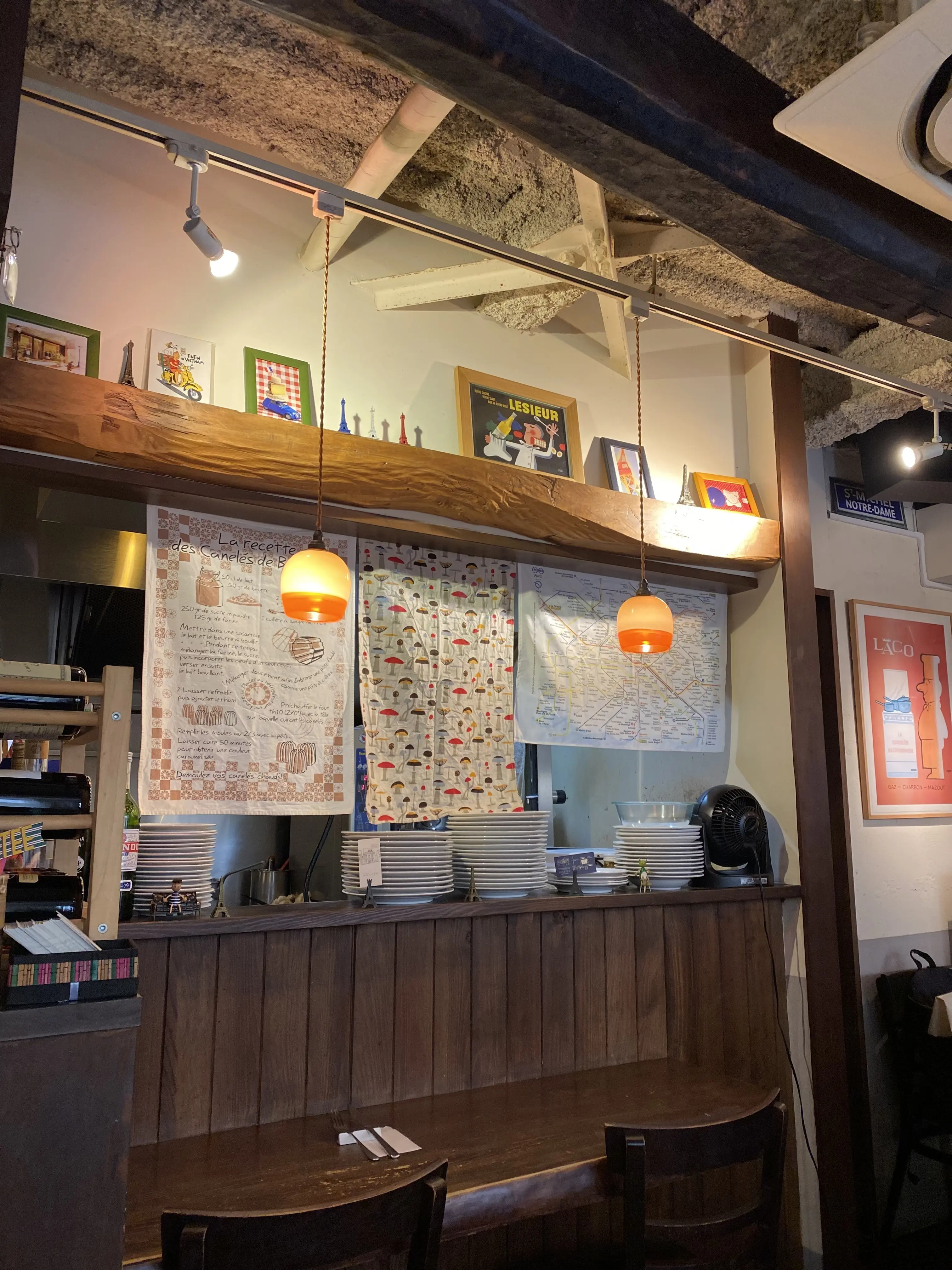 早稲田の隠れ家ビストロ「フランス食堂 montée（モンテ）」店内インテリア｜フランス雑貨が並ぶおしゃれで温かい雰囲気のフレンチレストラン｜西早稲田ランチの人気店