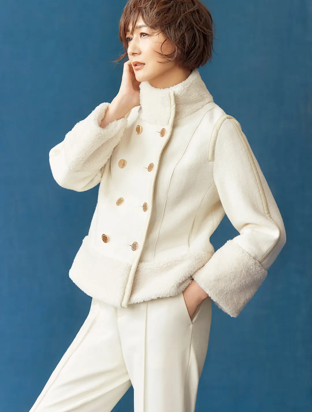 小粋な白のジャケットで重たい冬をトーンアップ