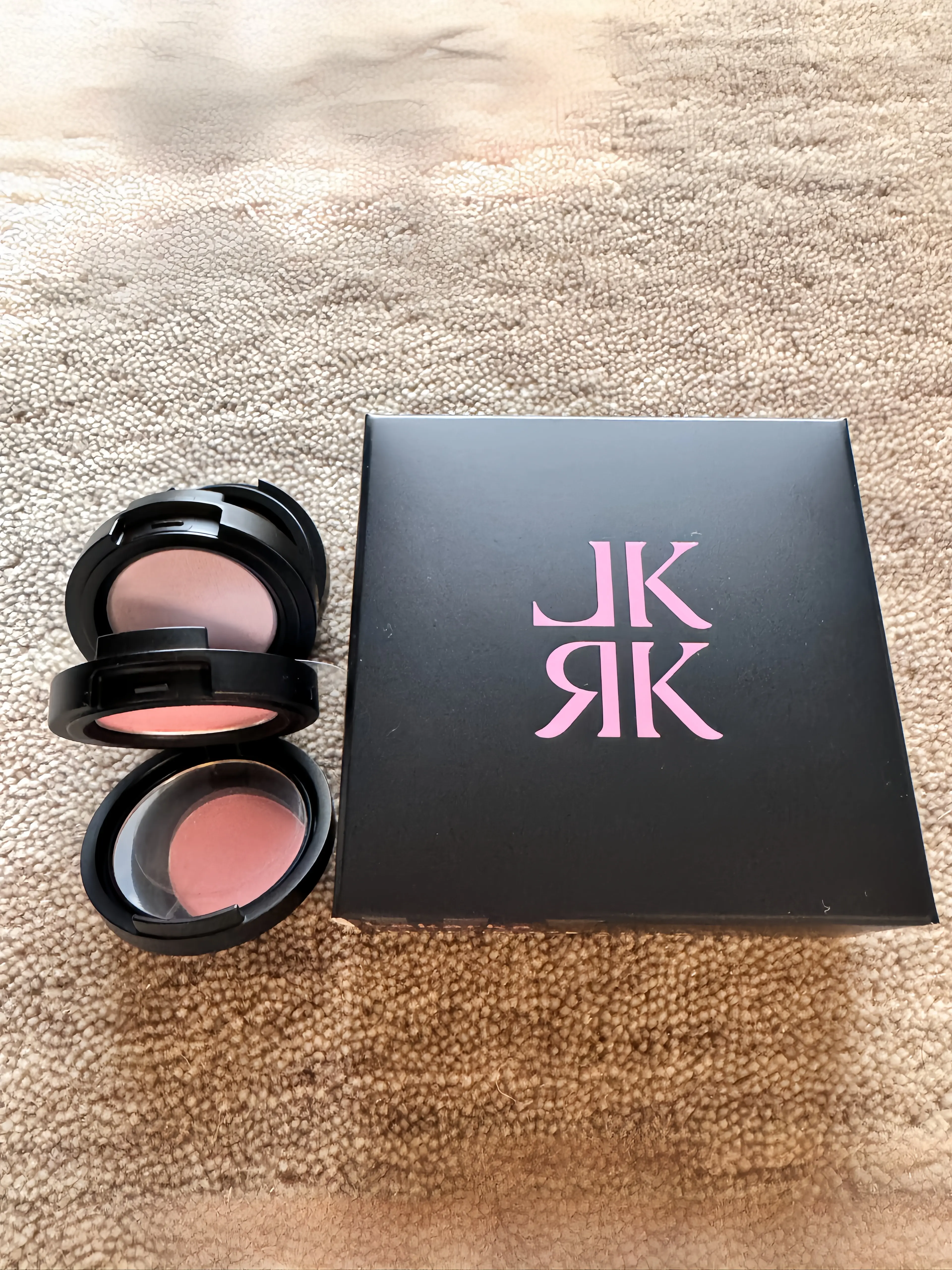 天然由来のフェイスパウダー、チーク、ヘアファンデが一体となっているイルミネイトマルチ